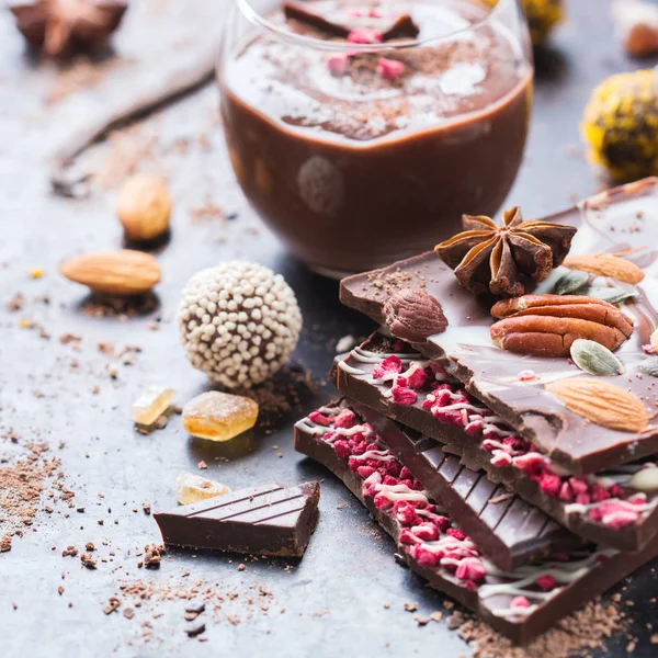 Stack av chokladkakor nougat tryffel och mousse — Stockfoto