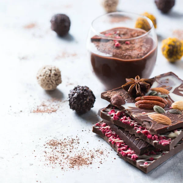 Lanýžové pralinky čokoládové tyčinky a pěna — Stock fotografie