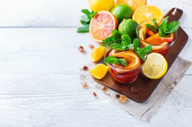 Narenciye meyve yaz taze limonata suyu Detoks içki kokteyl infüzyon,
