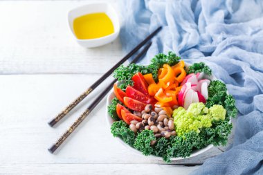 Sağlıklı vegan Buda kase ile Lahana yaprakları ve çiğ sebze