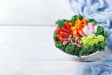Sağlıklı vegan Buda kase ile Lahana yaprakları ve çiğ sebze