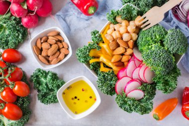 Sağlıklı vegan Buda kase ile Lahana yaprakları ve çiğ sebze
