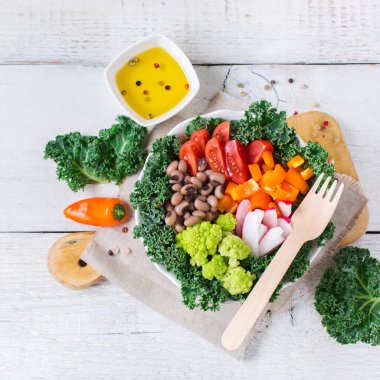 Sağlıklı vegan Buda kase ile Lahana yaprakları ve çiğ sebze