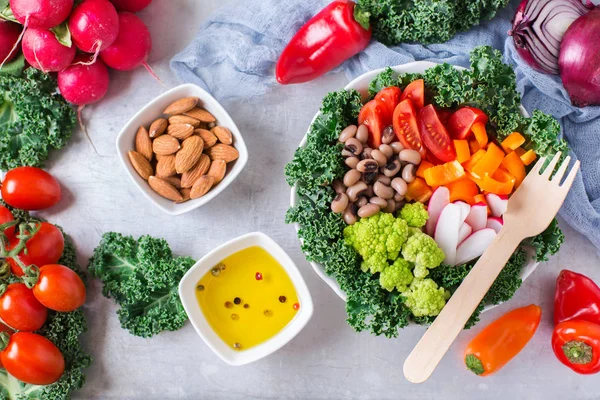 Healthy vegan buddha bowl with kale leaves and raw vegetables — Stock Photo, Image