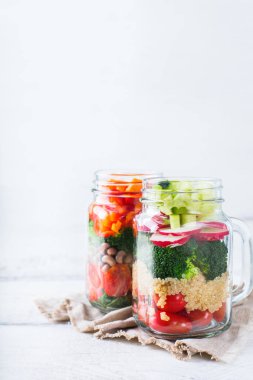 Sağlıklı vegan salata quinoa bir mason kavanoza