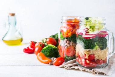 Sağlıklı vegan salata quinoa bir mason kavanoza