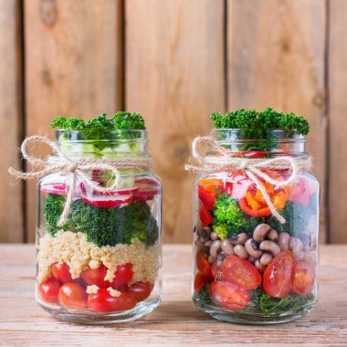 Sağlıklı vegan salata quinoa bir mason kavanoza