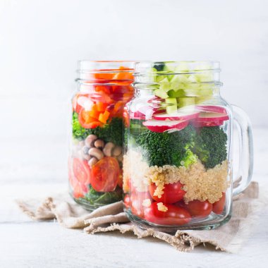 Sağlıklı vegan salata quinoa bir mason kavanoza
