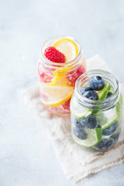 Limon kireç meyveleri taze infüzyon su Detoks içki kokteyl limonata