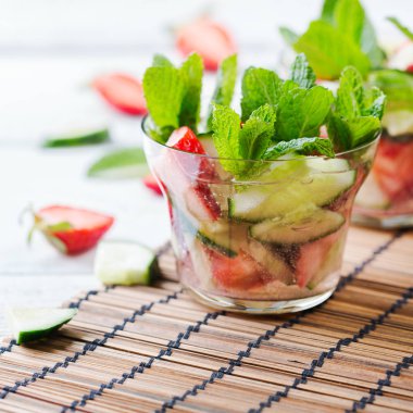 Salatalık çilek nane taze infüzyon su Detoks içki kokteyl limonata