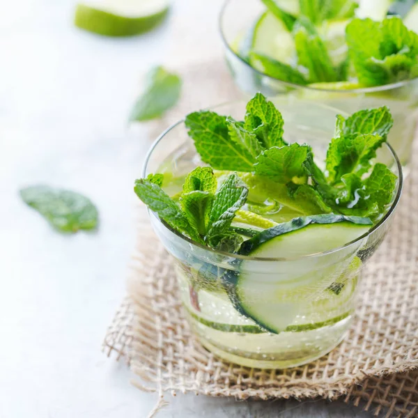 Gurke Limette Minze frisch infundiertes Wasser Entgiftungsgetränk Cocktail Limonade — Stockfoto