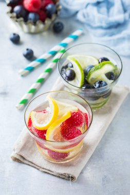 Limon kireç meyveleri taze infüzyon su Detoks içki kokteyl limonata