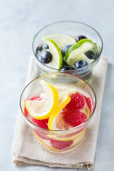 Limão bagas de limão água infundida fresca desintoxicação bebida limonada cocktail — Fotografia de Stock