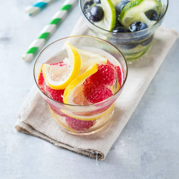 Лимонні ягоди свіжі напої детоксикації води п'ють коктейль лимонад — стокове фото