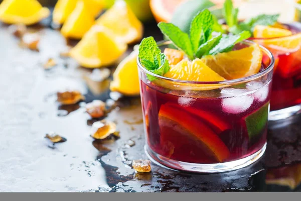 Cocktail sangria espanhol e ingredientes — Fotografia de Stock