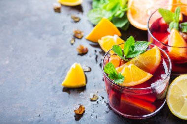 İspanyol sangria kokteyl ve malzemeler