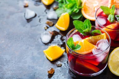 İspanyol sangria kokteyl ve malzemeler