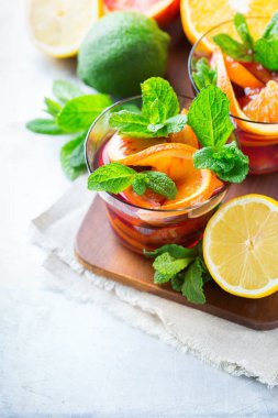 Narenciye meyve yaz taze limonata suyu Detoks içki kokteyl infüzyon,