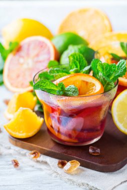 Narenciye meyve yaz taze limonata suyu Detoks içki kokteyl infüzyon,