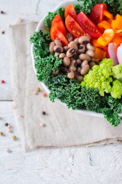 Sağlıklı vegan Buda kase ile Lahana yaprakları ve çiğ sebze