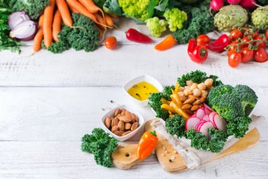 Sağlıklı vegan Buda kase ile Lahana yaprakları ve çiğ sebze