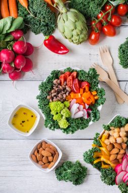 Sağlıklı vegan Buda kase ile Lahana yaprakları ve çiğ sebze