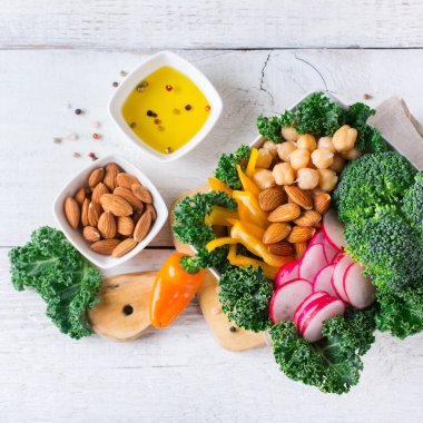 Sağlıklı vegan Buda kase ile Lahana yaprakları ve çiğ sebze