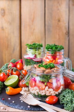 Sağlıklı vegan salata quinoa bir mason kavanoza