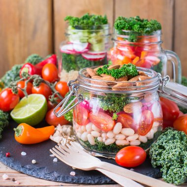 Sağlıklı vegan salata fasulye bir mason kavanoza