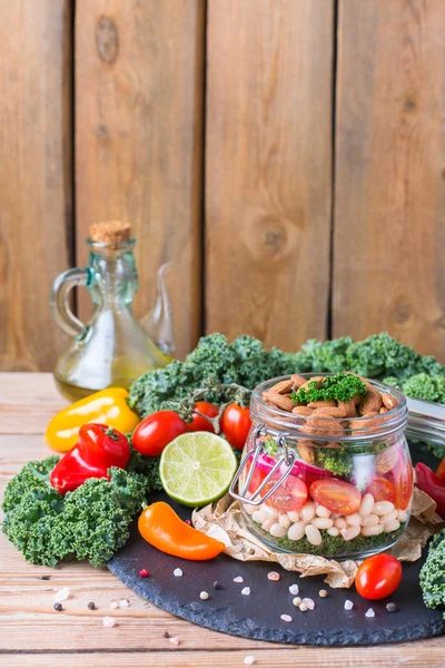 Salada vegan saudável em um frasco de pedreiro com feijão — Fotografia de Stock