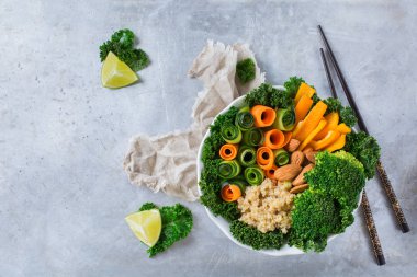Sağlıklı vegan Buda kase ile Lahana yaprakları ve çiğ sebze