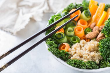 Sağlıklı vegan Buda kase ile Lahana yaprakları ve çiğ sebze