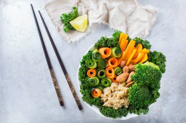 Sağlıklı vegan Buda kase ile Lahana yaprakları ve çiğ sebze