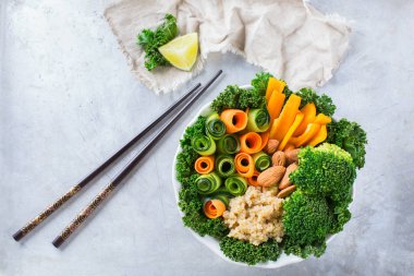 Sağlıklı vegan Buda kase ile Lahana yaprakları ve çiğ sebze