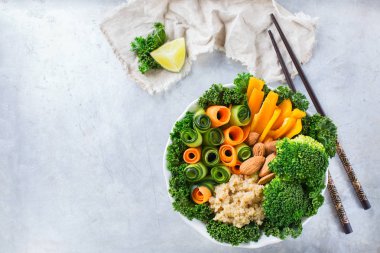 Sağlıklı vegan Buda kase ile Lahana yaprakları ve çiğ sebze