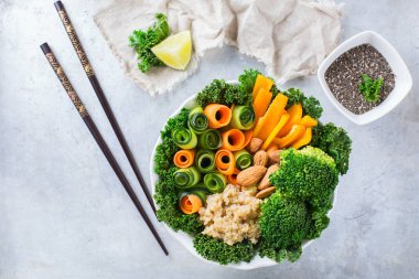 Sağlıklı vegan Buda kase ile Lahana yaprakları ve çiğ sebze