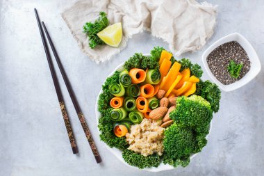 Sağlıklı vegan Buda kase ile Lahana yaprakları ve çiğ sebze