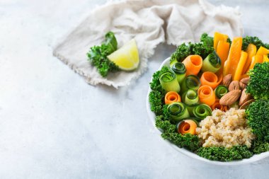 Sağlıklı vegan Buda kase ile Lahana yaprakları ve çiğ sebze
