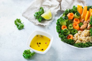 Sağlıklı vegan Buda kase ile Lahana yaprakları ve çiğ sebze