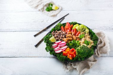 Sağlıklı vegan Buda kase ile Lahana yaprakları ve çiğ sebze