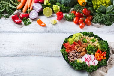 Sağlıklı vegan Buda kase ile Lahana yaprakları ve çiğ sebze