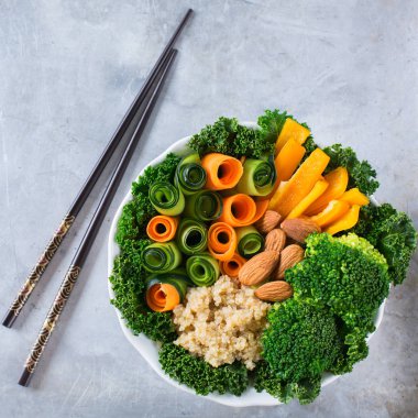 Sağlıklı vegan Buda kase ile Lahana yaprakları ve çiğ sebze