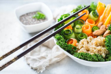 Sağlıklı vegan Buda kase ile Lahana yaprakları ve çiğ sebze