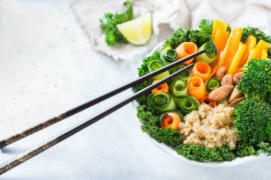 Sağlıklı vegan Buda kase ile Lahana yaprakları ve çiğ sebze