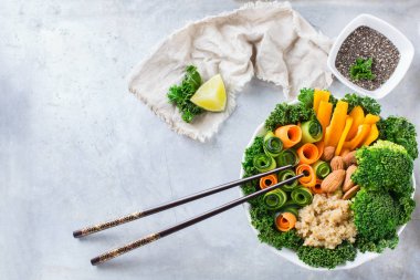 Sağlıklı vegan Buda kase ile Lahana yaprakları ve çiğ sebze