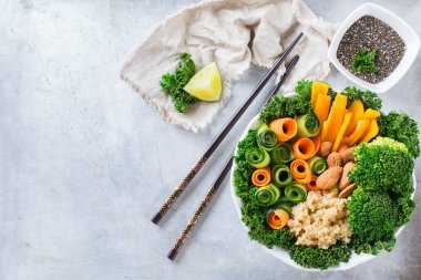 Sağlıklı vegan Buda kase ile Lahana yaprakları ve çiğ sebze