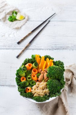 Sağlıklı vegan Buda kase ile Lahana yaprakları ve çiğ sebze