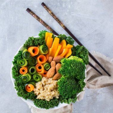 Sağlıklı vegan Buda kase ile Lahana yaprakları ve çiğ sebze