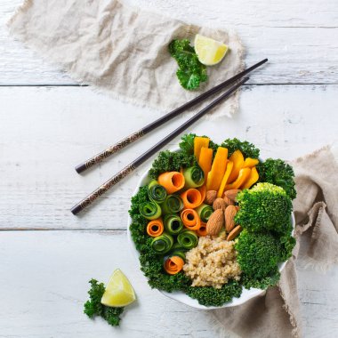 Sağlıklı vegan Buda kase ile Lahana yaprakları ve çiğ sebze