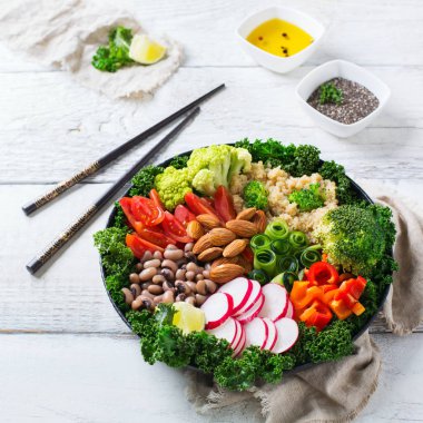 Sağlıklı vegan Buda kase ile Lahana yaprakları ve çiğ sebze